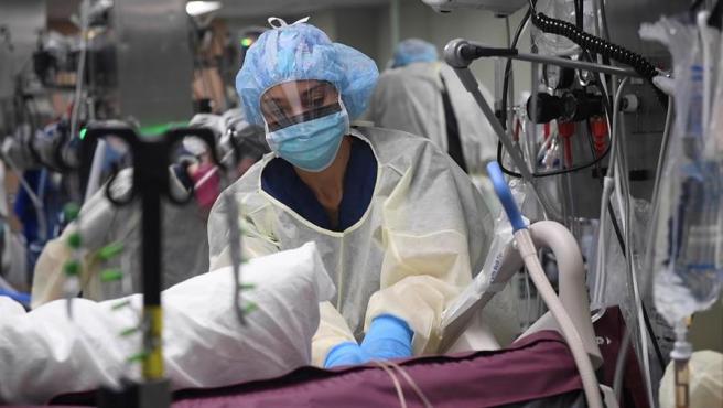 Una enfermera prepara a un paciente de COVID-19 para su ingreso en la UCI, a bordo del barco militar hospital 'Comfort', en Nueva York (EE UU).
