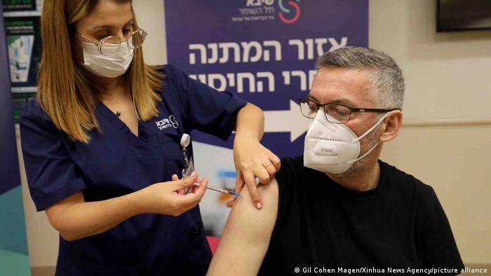Israel comenzó a administrar las cuartas vacunas a personas con sistemas inmunitarios comprometidos.
