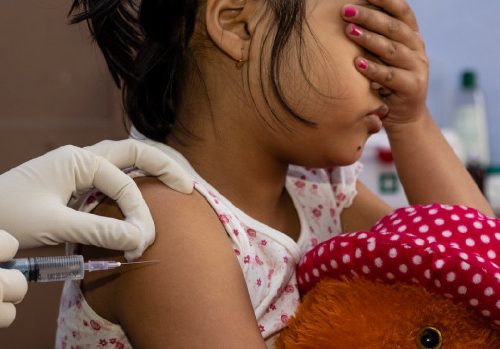 Vacunas contra la COVID-19 para niños y niñas en este regreso a clases