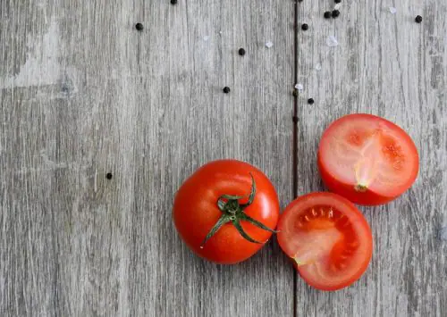 El potente y desconocido poder antibiótico del tomate para combatir infecciones comunes