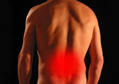 La uveítis, colitis ulcerativa y enfermedad de Crohn podrían causar dolor de espalda inflamatorio